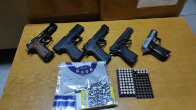 Çorum'da Bir Sahsin Üzerinde 5 Ruhsatsiz Tabanca Yakalandi