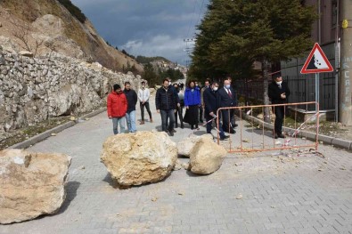 Karlar Eriyip, Buzlar Çözülünce Dev Kaya Parçalari Evleri Tehdit Etmeye Basladi