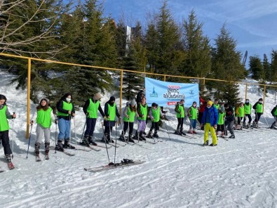 Kartepe'de Gençler Kayak Egitimi Aliyor