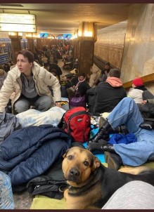 Rus Saldirilarindan Korkan Ukraynalilar Geceyi Metro Istasyonlarinda Geçiriyor