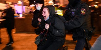 Rusya’daki gösterilerde gözaltı sayısı bin 700’ü aştı