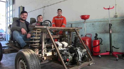 Topladiklari Hurdalardan Araba Yaptilar