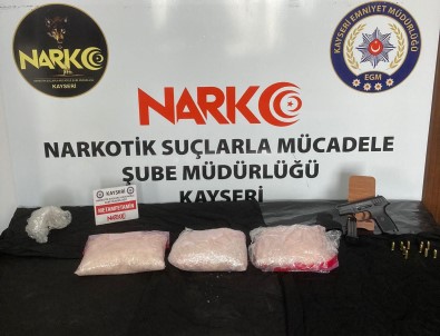 'Dur' Ihtarina Uymayan Araçtan 4 Kilo Uyusturucu Çikti