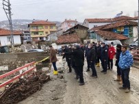 Sel Baskininin Yasandigi Esme Köyünde Çalismalar Sürüyor