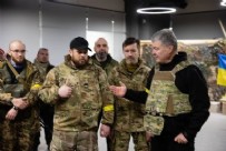 Ukrayna'da muhalif lider Petro Poroşenko Rusya karşısında silahlanıp hükümetin yanına geçti! Kılıçdaroğlu'nun 15 Temmuz görüntüleri akıllara geldi