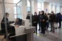  TÜRKİYEE - Ukrayna'dan gelen Türk vatandaşlar yurda giriş yaptı