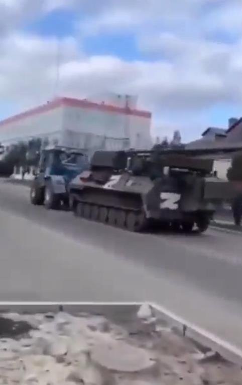 Ukraynalılar traktörle tank çaldı!