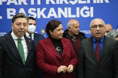 AK Parti, CHP'li Belediye Meclis Üyelerine Rozet Takti