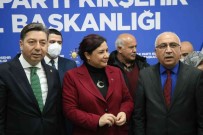 AK Parti, CHP'li Belediye Meclis Üyelerine Rozet Takti