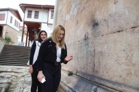 Bin 892 Yillik Tarihi Yapiya Kuru Boya Döktüler