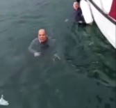 El Ele Tutusup Denize Atlayan Yasli Çifti Vatandaslar Kurtardi