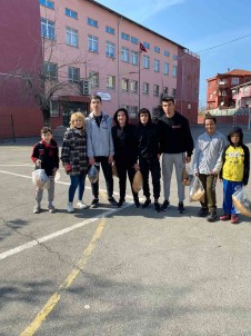 Gönüllüler Kandil Simidi Ve Ekmek Dagitti