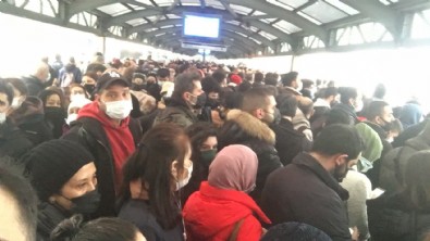 İstanbullular haftaya metrobüs çilesiyle başladı! '8₺ verip binemediğimiz metrobüsü bekliyoruz!”