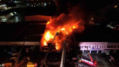 Kocaeli'de Bir Is Yerinde Yangin Çikti, Ekiplerin Alevlere Müdahalesi Sürüyor