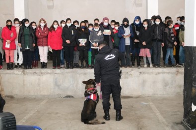 Ögrenciler, Jandarma Ile Birlikte Müzeyi Gezdi