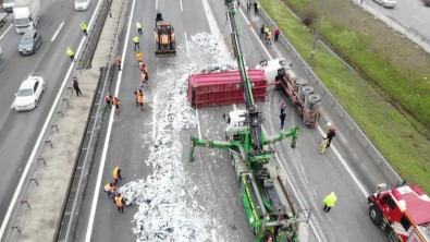 Sancaktepe TEM'de Sac Yüklü Tir Devrildi, Otoyol Trafige Kapandi