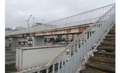 Silivri'de halkı tedirgin eden üst geçit! Çöktü çökecek...