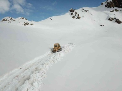 Sirnak'ta 2 Bin 650 Rakimli Yaylada Kar Kalinligi 5 Metreyi Buldu, Ekipler 15 Günde Bir Yolu Açiyor