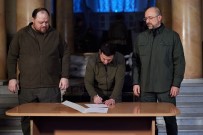 Ukrayna Devlet Baskani Zelenskiy, Ukrayna'nin AB'ye Katilimi Için Resmi Basvuruyu Imzaladi