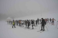 Üniversite Ögrencileri, Murat Dagi Termal Kayak Merkezi'nde Harmandali Zeybegi Oynadi