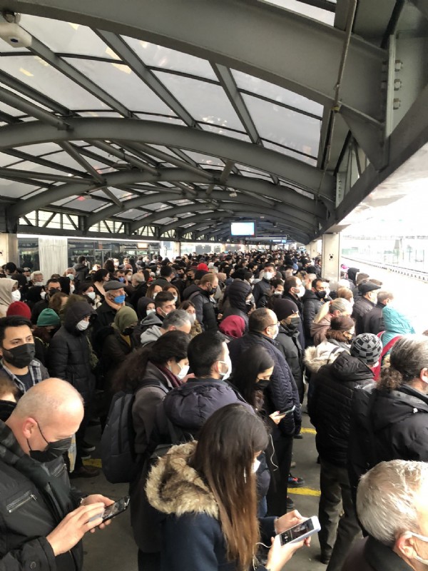 İstanbullular haftaya metrobüs çilesiyle başladı! '8₺ verip binemediğimiz metrobüsü bekliyoruz!”