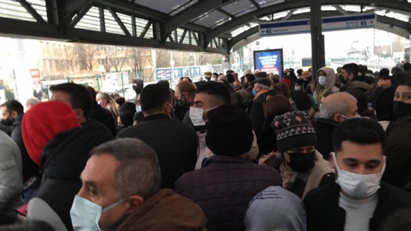 İstanbullular haftaya metrobüs çilesiyle başladı! '8₺ verip binemediğimiz metrobüsü bekliyoruz!”
