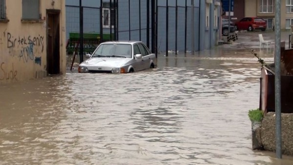 Sokaklar göle döndü! Vatandaşlar CHP'li İBB'ye bağlı İSKİ'ye tepki gösterdi