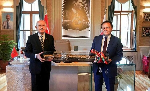 CHP'li belediyede skandallar bitmek bilmiyor! Hediye gelen karidesler bile belediyeye faturalandırılmış