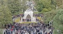 ATATÜRK HEYKELİ - Bir tuhaf protesto! Samsun'daki Atatürk Anıtı'na gidenler, heykel etrafında döndü