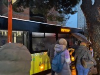  İMAMOĞLU - İstanbul'un İETT çilesi bitmiyor! Otobüs arızalanınca yağmur altında mağdur olan yolcular isyan etti!