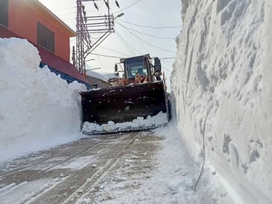 Osmaniye'nin Yüksek Kesimlerinde Karla Mücadele Sürüyor