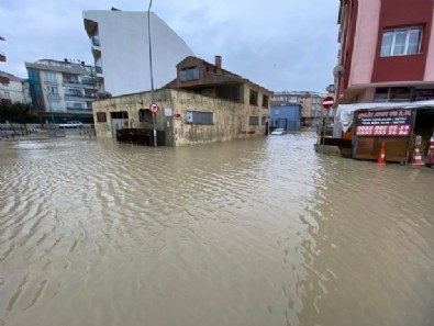 Sokaklar göle döndü! Vatandaşlar CHP'li İBB'ye bağlı İSKİ'ye tepki gösterdi