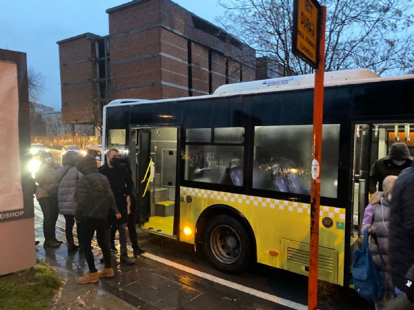 İstanbul'un İETT çilesi bitmiyor! Otobüs arızalanınca yağmur altında mağdur olan yolcular isyan etti!