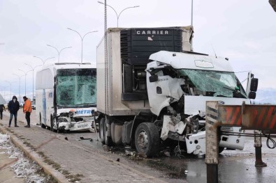 2'Si Çocuk 15 Kisinin Yaralandigi Kazada Enkaz Kaldirma Çalismasi Sürüyor