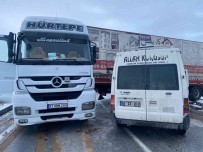 2 Tir Ve Bir Kamyonetin Karistigi Kazada 1 Kisi Yaralandi