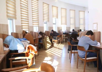 Aksaray'da Millet Kiraathanesi Yariyil Tatilinde Doldu Tasti