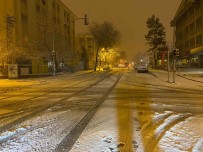 Ankara'da Kar Yagisi Etkili Oluyor