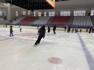 Baskan Arisoy Açiklamasi 'Bugüne Kadar 5 Bin 500 Ögrenci Burada Temel Paten Egitimi Aldi'