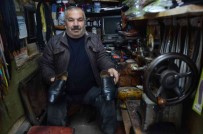 Hiç Giyemedigi Ayakkabilari, Baskalari Için Tamir Ediyor