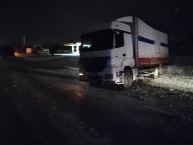 Kamyon, Tir Ve Otobüsün Karistigi Zincirleme Kazada 15 Kisi Yaralandi