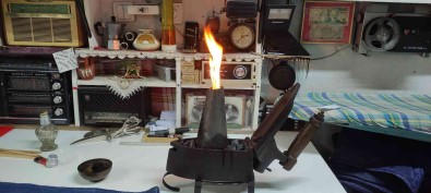 Terzi Kömürlü Ütüyle Kumaslari Ütülüyor