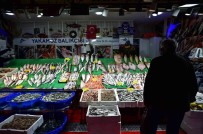 Tezgahlarda Hamsi Bollugu Yasaniyor