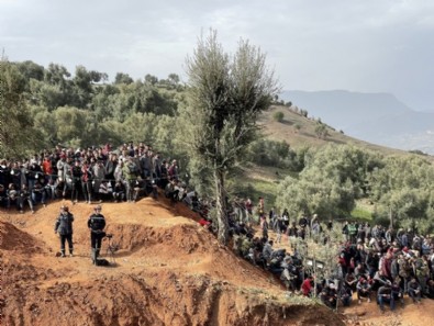Dünyanın gözü orada! Fas’ta kuyuya düşen çocuk kurtarılmayı bekliyor