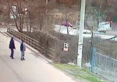 Kamyonet Karsi Seritte Isikta Bekleyen Otomobile Çarpti