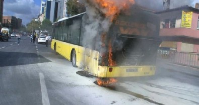 Park halindeki İETT otobüsü alev aldı!