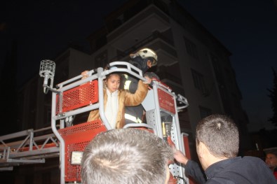 Adiyaman'da Yangin Çikan Binada Can Pazari Açiklamasi 5 Kisi Hastaneye Kaldirildi