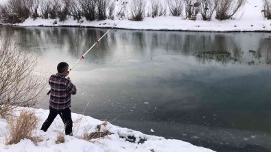 Kars'ta Eksi 13 Derece Sogukta Balik Avi