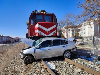 Korkunç kaza! Tren otomobile çarptı! Ölü ve yaralılar var