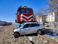  KAZA - Korkunç kaza! Tren otomobile çarptı! Ölü ve yaralılar var