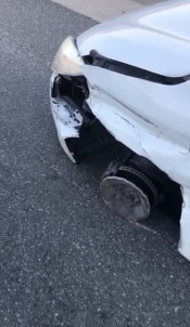 Parçalanmis Lastikleri Ve Yerdeki Tampon Ile Yoluna Devam Etti